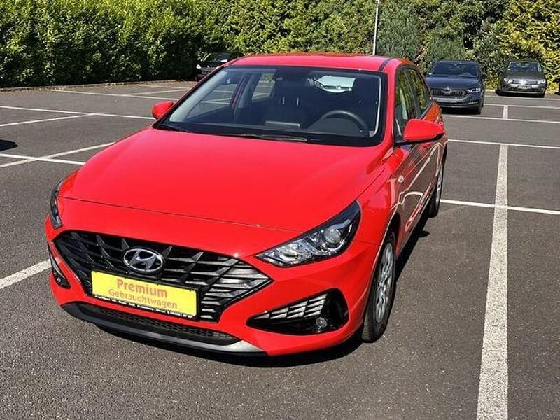 Rot Gebraucht 2022 Hyundai i30 Pure Limousine | 14.990 € (Fairer Preis) - Bild 1/4