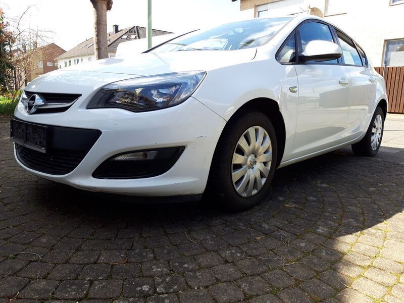 Weiß Gebraucht 2015 Opel Astra Edition Limousine | 3.900 € (Superpreis) - Bild 1/4