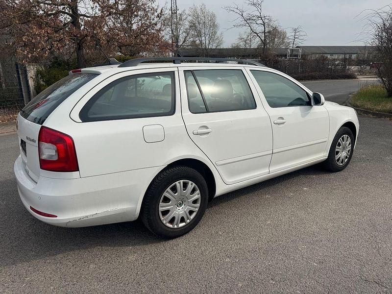 Gebraucht Skoda Octavia Elegance 140 PS (102 kW) 2013 Weiß Kombi