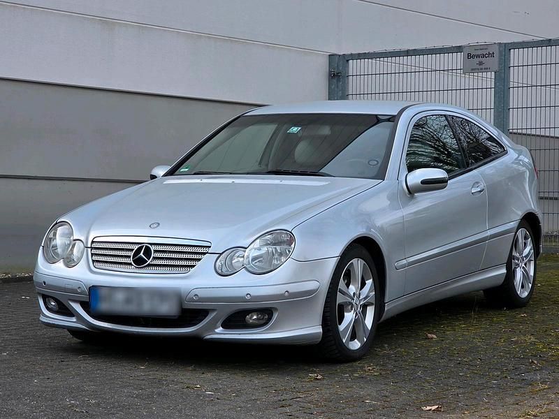 Gebraucht Mercedes C220 150 PS (110 kW) 2004 Silber Coupé
