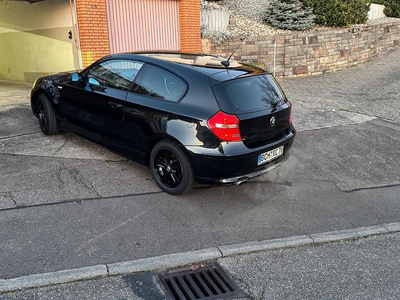 Gebraucht BMW 116 122 PS (89 kW) 2007 Schwarz Kleinwagen