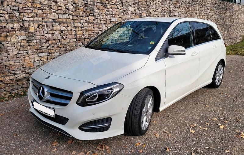 Weiß Gebraucht 2018 Mercedes B200 Van / Kleinbus | 18.700 € (Etwas zu teuer) - Bild 1/4