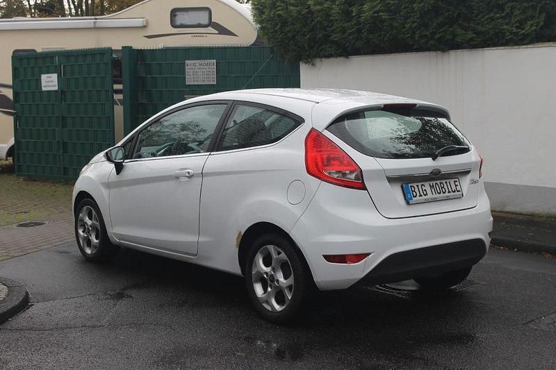 Gebraucht Ford Fiesta Titanium 82 PS (60 kW) 2010 Weiß Limousine