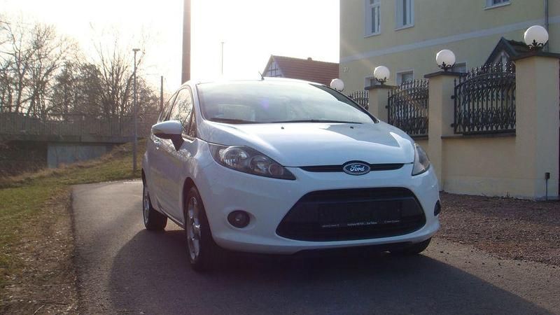 Gebraucht Ford Fiesta Trend 60 PS (44 kW) 2011 Weiß Kleinwagen