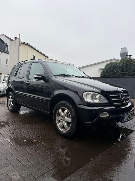 Schwarz Gebraucht 2002 Mercedes ML400 SUV | 4.990 € (Fairer Preis) - Bild 1/4
