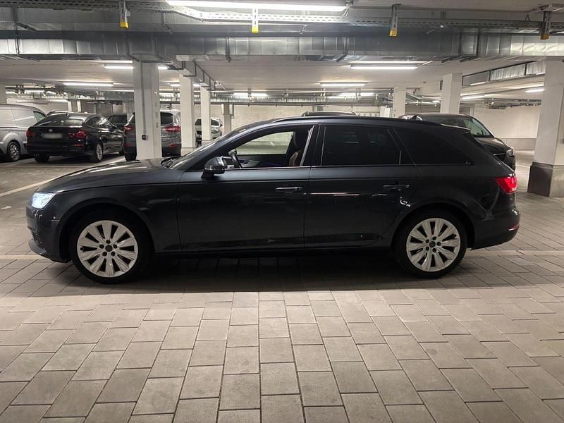 Second-hand Audi A4 Design 170 CP (125 kW) 2018 Gri Break