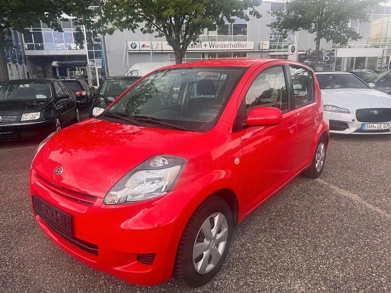 Rot Gebraucht 2009 Daihatsu Sirion Kleinwagen | 2.500 € (Fairer Preis) - Bild 1/4