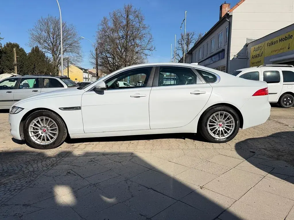 Gebraucht Jaguar XF Pure 179 PS (131 kW) 2016 Weiß Limousine