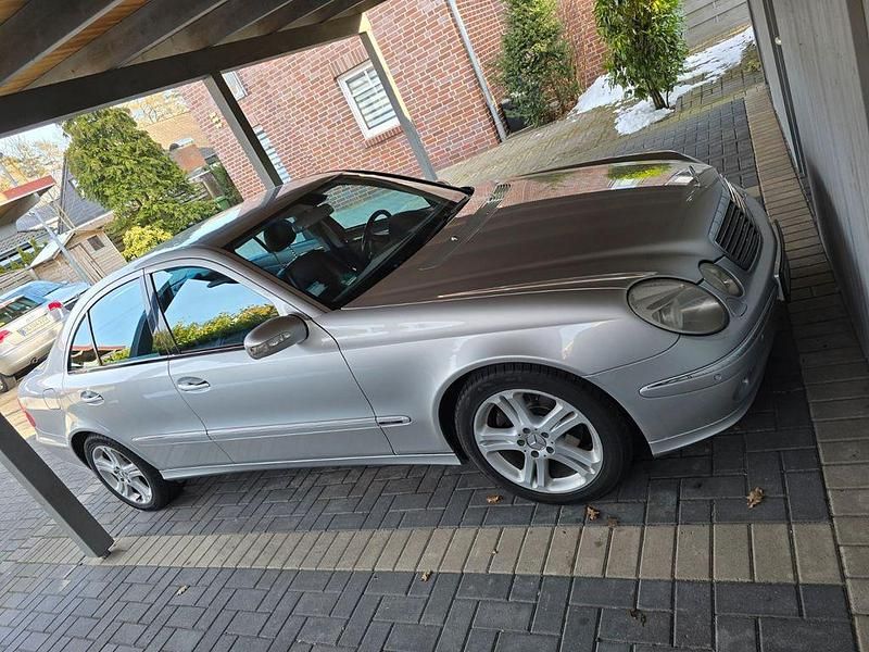 Gebraucht Mercedes E270 Avantgarde 177 PS (130 kW) 2002 Silber Limousine