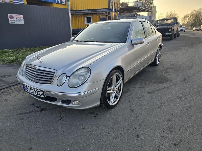 Gebraucht Mercedes E220 Elegance 150 PS (110 kW) 2003 Silber Limousine