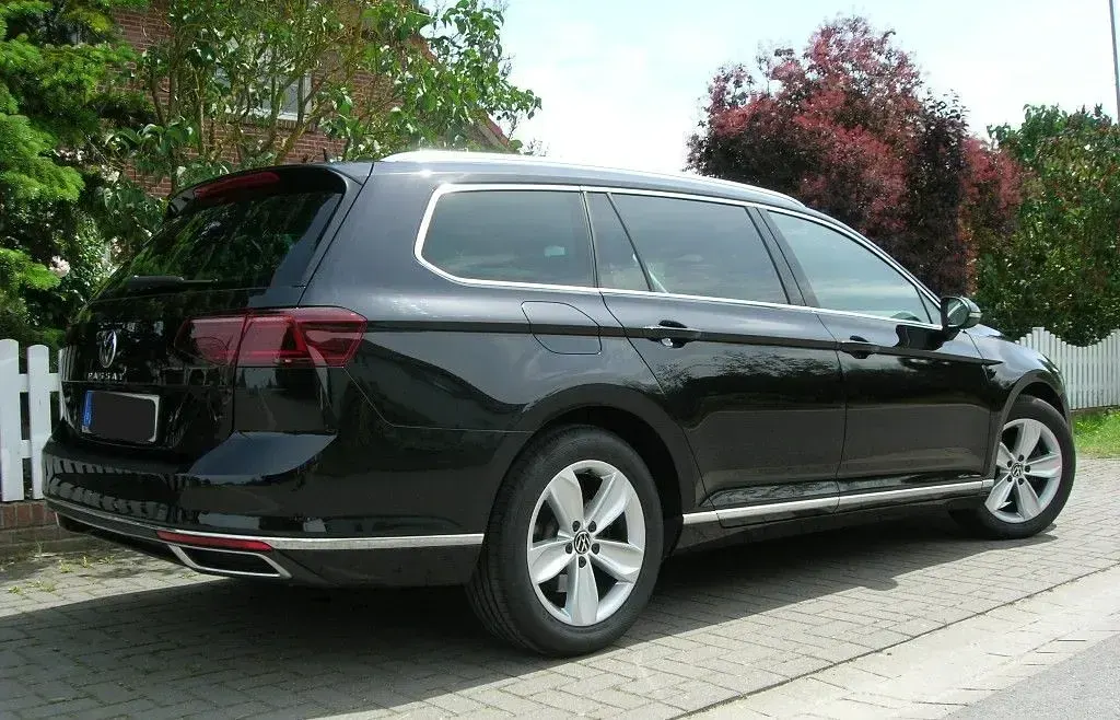 Gebraucht VW Passat Elegance 200 PS (147 kW) 2023 Schwarz Kombi