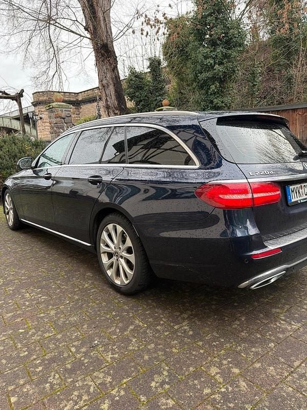 Gebraucht Mercedes E220 194 PS (142 kW) 2017 Blau Kombi