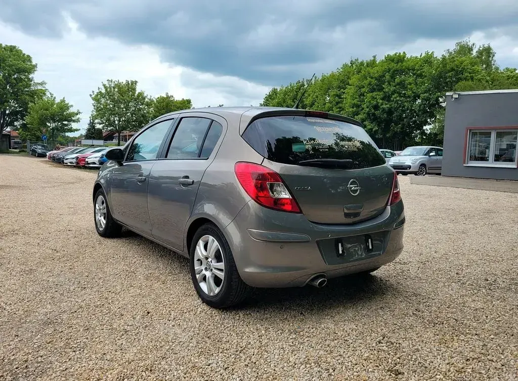 Brugt Opel Corsa Satellite 101 HK (74 kW) 2011 Brun Hatchback