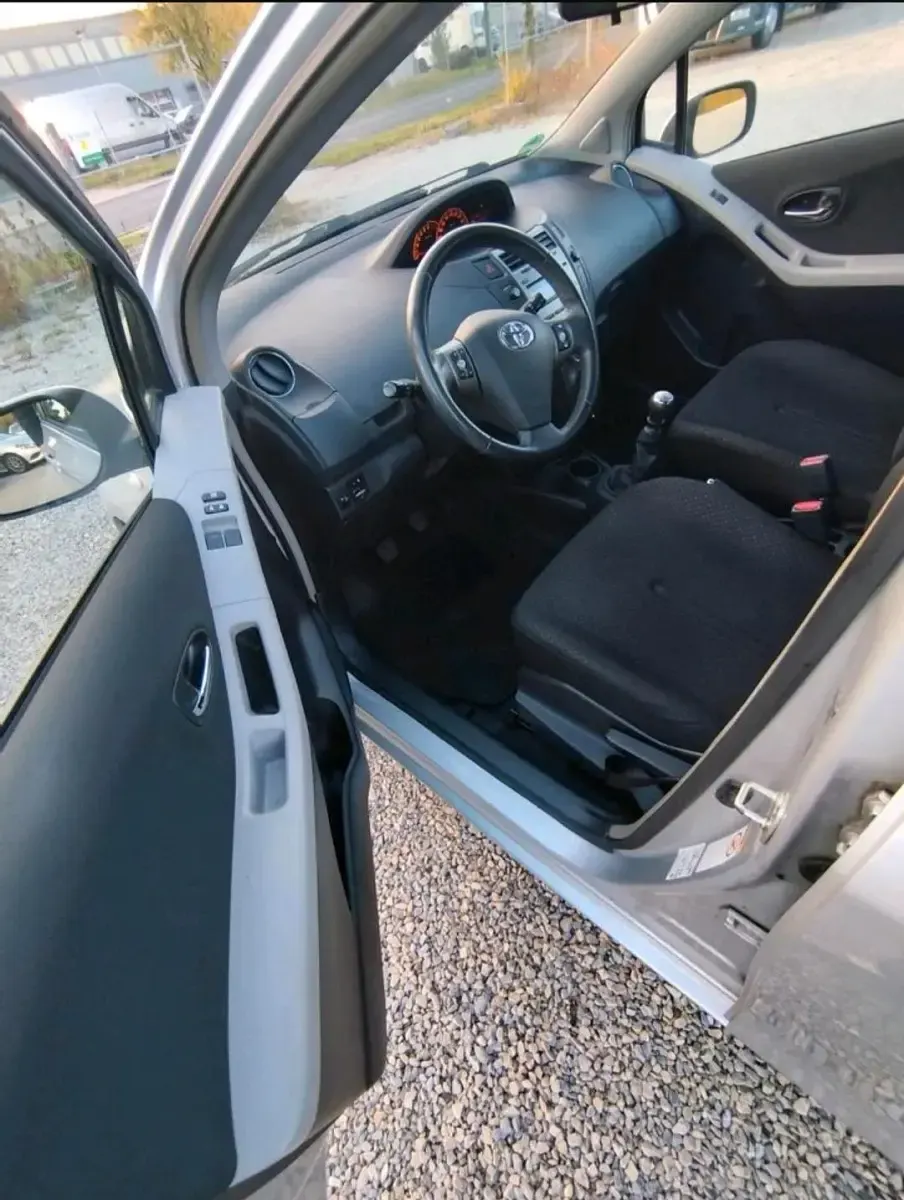 Gebraucht Toyota Yaris 101 PS (74 kW) 2011 Silber Kleinwagen