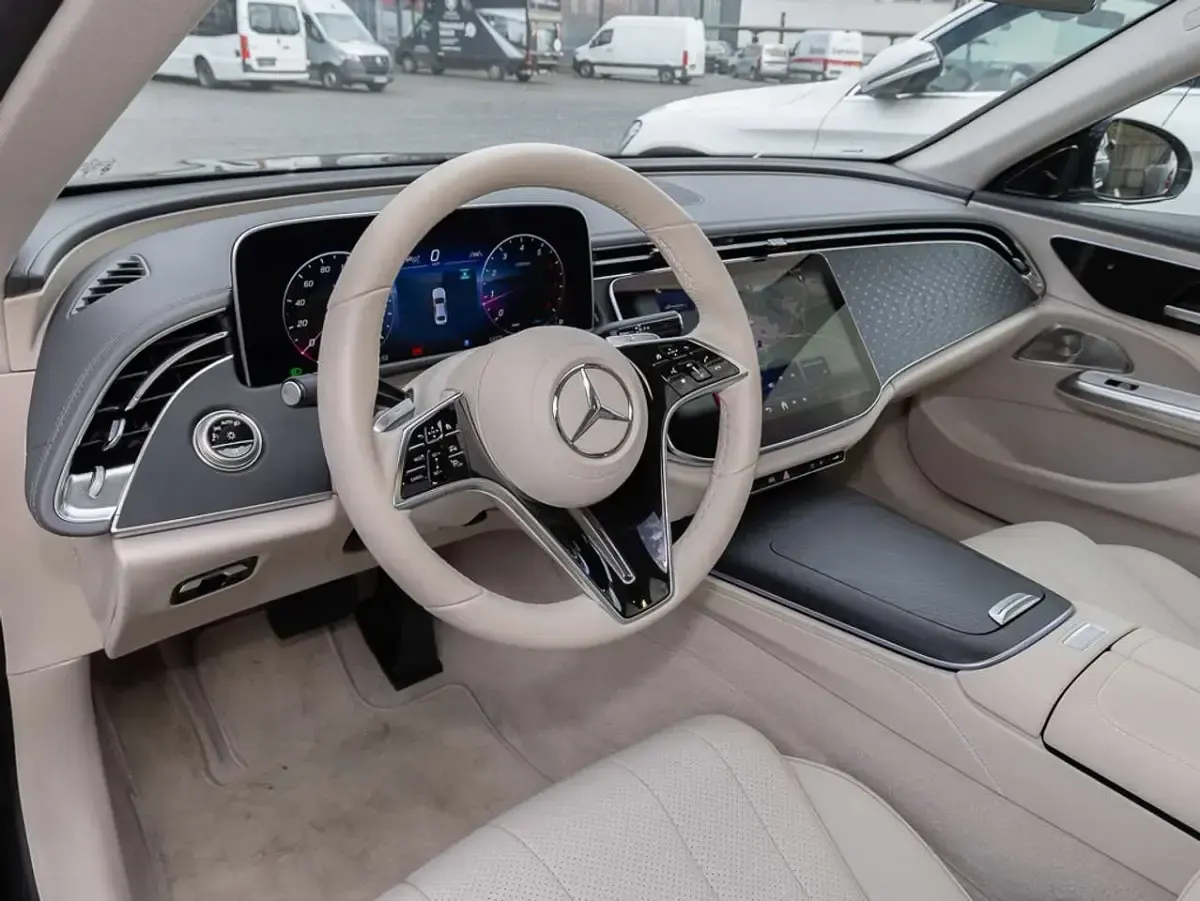 Gebraucht Mercedes E200 Advanced 204 PS (150 kW) 2025 Schwarz Limousine