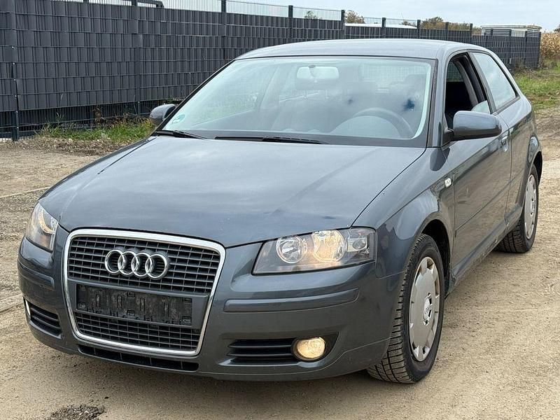 Grau Gebraucht 2005 Audi A3 Attraction Limousine | 1.450 € (Superpreis) - Bild 1/4