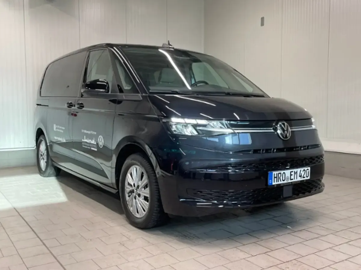 Gebraucht VW Multivan Life 150 PS (110 kW) 2024 Schwarz Van / Kleinbus