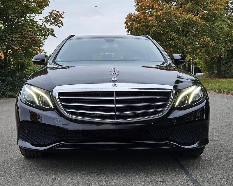 Schwarz Gebraucht 2018 Mercedes E220 Limousine | 17.500 € (Superpreis) - Bild 1/4
