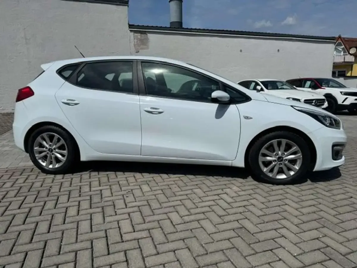 Używany Kia Ceed 101 KM (74 kW) 2017 Biały Hatchback