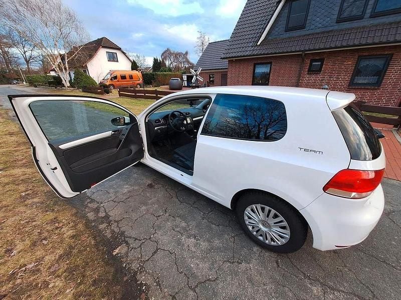 Gebraucht VW Golf VI Team 122 PS (89 kW) 2010 Weiß Kleinwagen