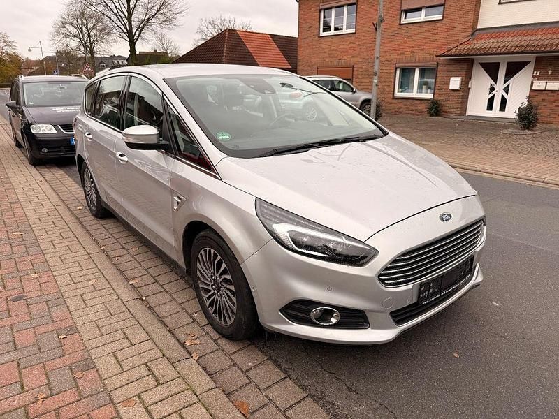 Gebraucht Ford S-MAX Titanium 190 PS (139 kW) 2019 Silber Van / Kleinbus
