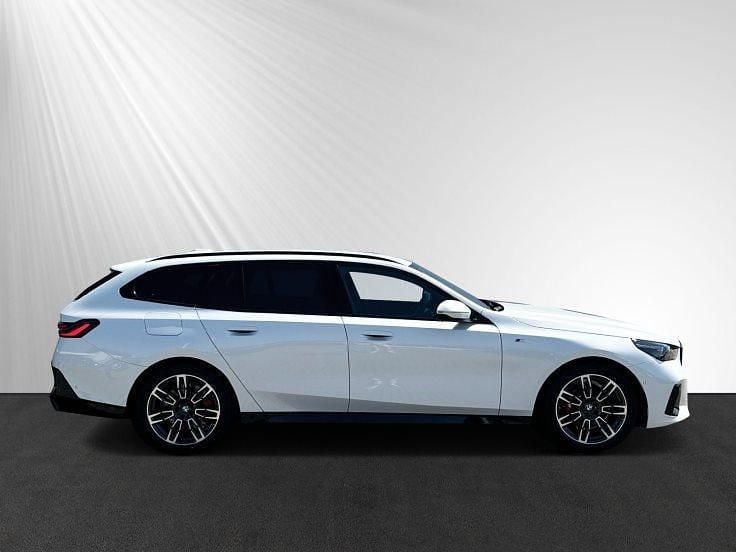 Gebraucht BMW 520 M Sport 197 PS (144 kW) 2025 Mineralweiß metallic Kombi