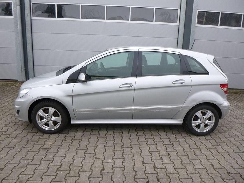 Gebraucht Mercedes B180 109 PS (80 kW) 2008 Silber Van / Kleinbus