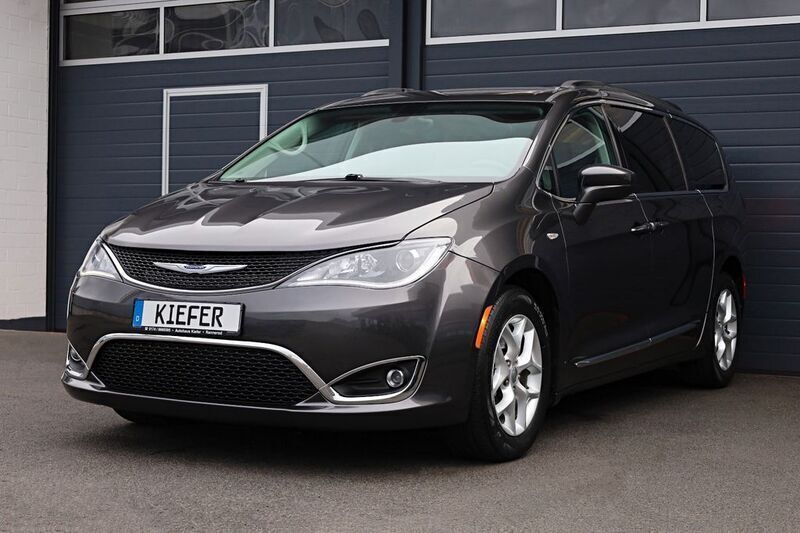 Grün Gebraucht 2017 Chrysler Pacifica SUV | 22.950 € (Fairer Preis) - Bild 1/4