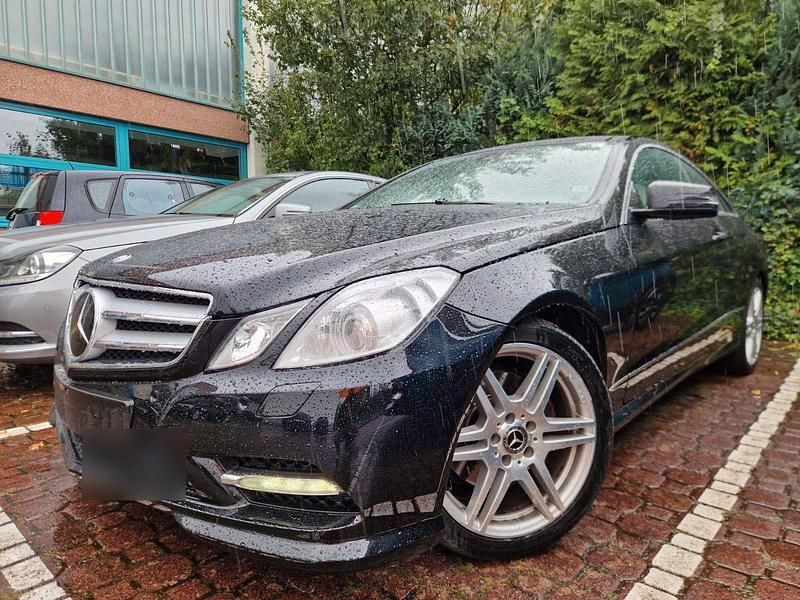 Schwarz Gebraucht 2012 Mercedes E250 Avantgarde Coupé | 12.750 € (Guter Preis) - Bild 1/4