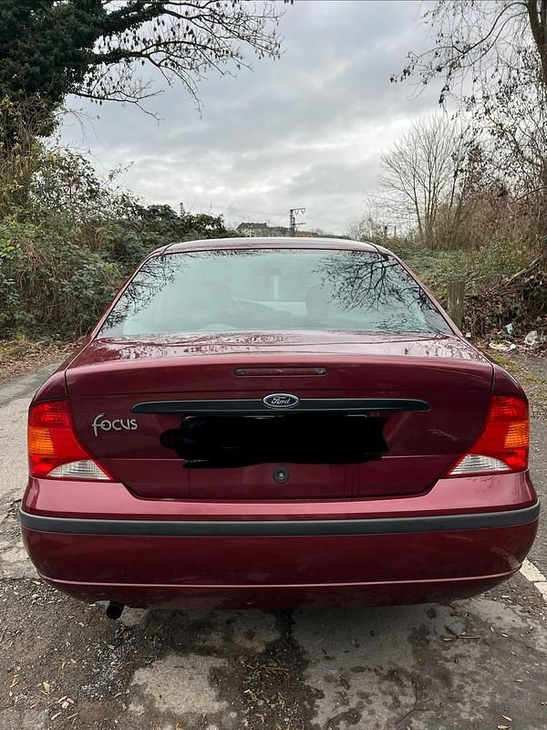 Rot Gebraucht 2004 Ford Focus Viva Limousine | 1.700 € (Etwas zu teuer) - Bild 1/4