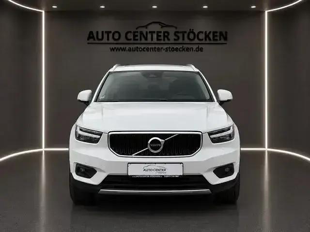 Gebraucht Volvo XC40 Momentum 129 PS (94 kW) 2021 Weiß SUV