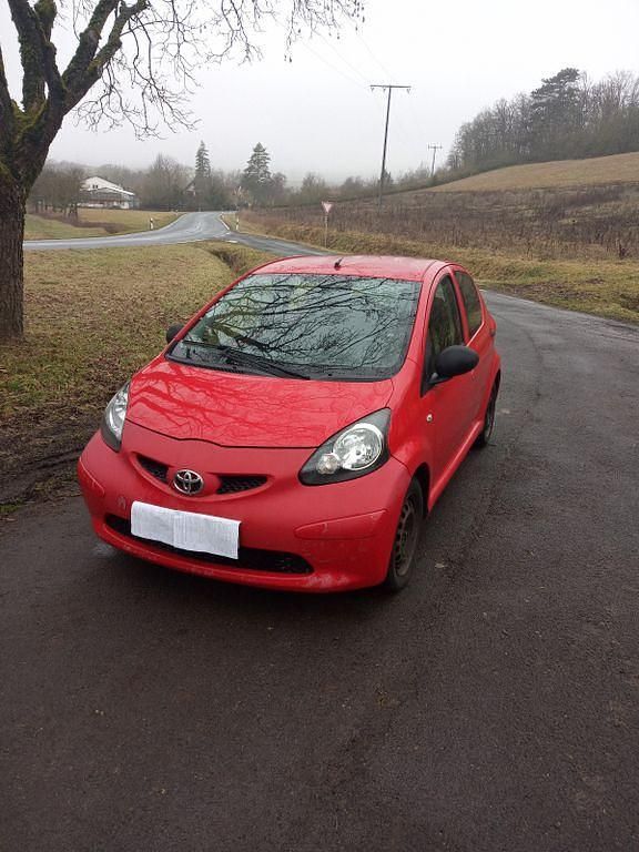 Gebraucht Toyota Aygo 68 PS (50 kW) 2006 Rot Kleinwagen