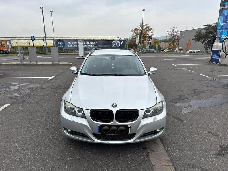 Silber Gebraucht 2009 BMW 318 Kombi | 3.000 € (Superpreis) - Bild 1/4