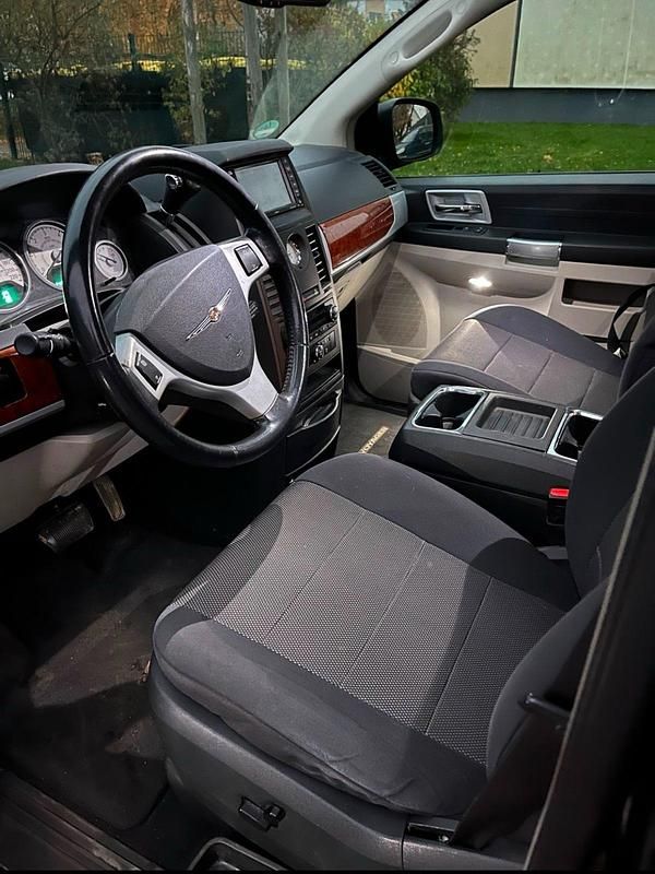 Schwarz Gebraucht 2009 Chrysler Town & Country Van / Kleinbus | 2.200 € - Bild 1/4