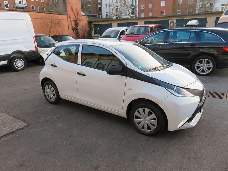 Gebraucht Toyota Aygo 69 PS (50 kW) 2016 Weiß Kleinwagen