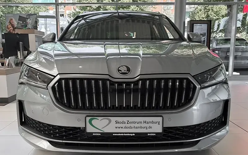 Neu Skoda Superb LAURIN & KLEMENT 204 PS (150 kW) 2026 Silber Kombi