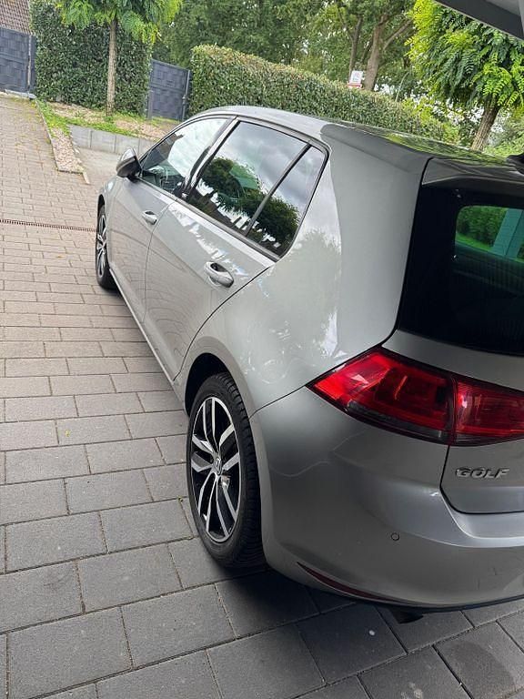 Silber Gebraucht 2016 VW Golf VII Allstar Limousine | 9.900 € (Superpreis) - Bild 1/4
