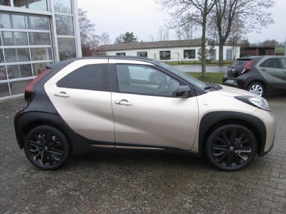 Gebraucht Toyota Aygo X x-style 72 PS (52 kW) 2022 Ginger beige metallic/ night sky black SUV
