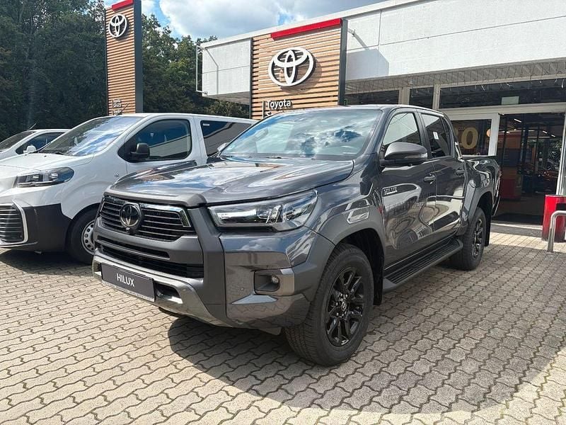 Grau Neu 2025 Toyota HiLux Abholung | 62.490 € (Teuer) - Bild 1/4