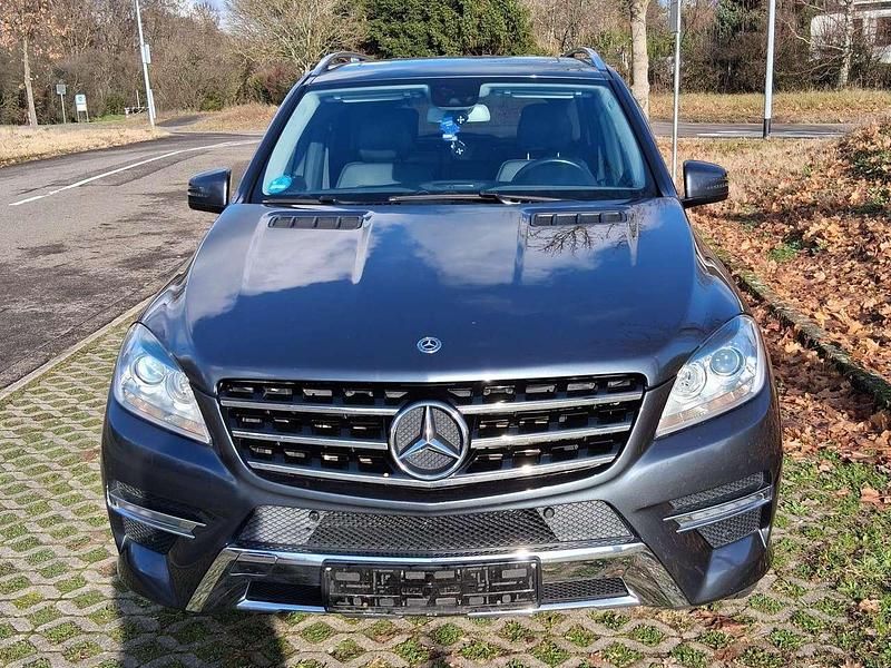 Grau Gebraucht 2013 Mercedes ML350 AMG line SUV | 23.999 € (Fairer Preis) - Bild 1/4