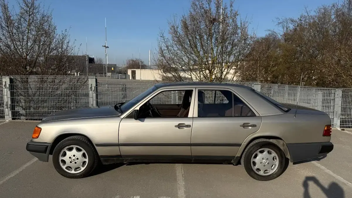 Gebraucht Mercedes E260 160 PS (117 kW) 1988 Silber Limousine