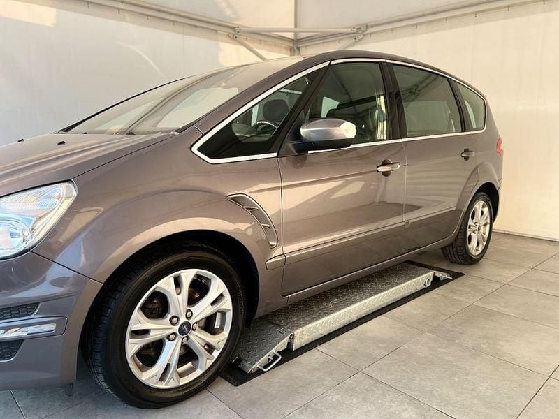 Gebraucht Ford S-MAX Titanium 140 PS (102 kW) 2012 Braun Van / Kleinbus