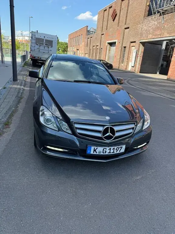 Gebraucht Mercedes E220 170 PS (125 kW) 2011 Grau Coupé