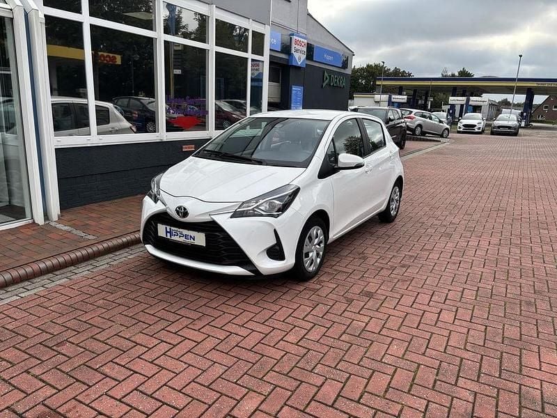 Schneeweiß Gebraucht 2020 Toyota Yaris Comfort Limousine | 13.300 € (Fairer Preis) - Bild 1/4