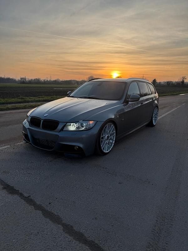 Grau Gebraucht 2011 BMW 335 Kombi | 21.500 € - Bild 1/4