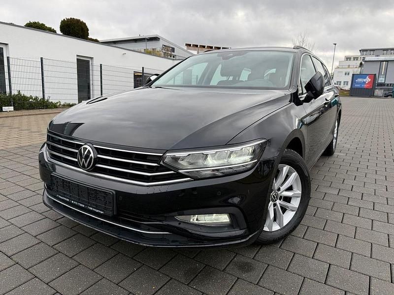 Gebraucht VW Passat R 122 PS (89 kW) 2022 Schwarz Kombi
