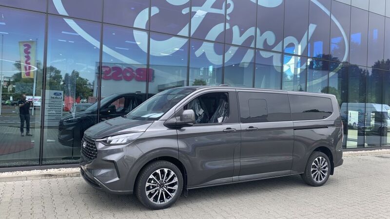 Grau Neu 2025 Ford Tourneo Custom Titanium X Van / Kleinbus | 66.900 € - Bild 1/4