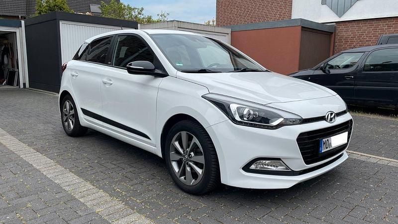 Gebraucht Hyundai i20 Passion Plus 84 PS (61 kW) 2018 Weiß Limousine