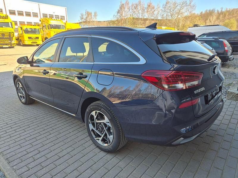 Neu Hyundai i30 140 PS (102 kW) 2025 Blau Kombi