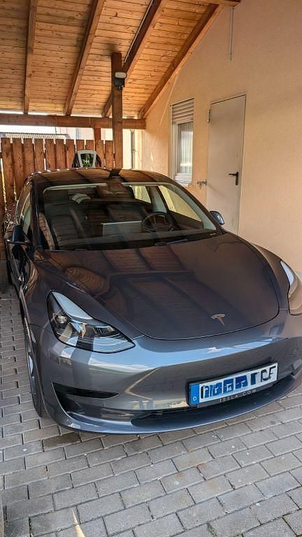 Grau Gebraucht 2022 Tesla Model 3 Standard Range Limousine | 29.900 € (Fairer Preis) - Bild 1/4